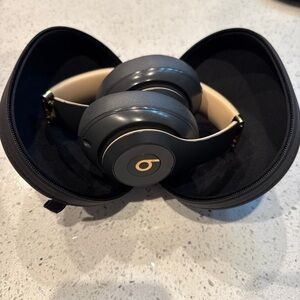 Beats Studio3 Wireless Noise Cancelling Headphones gray